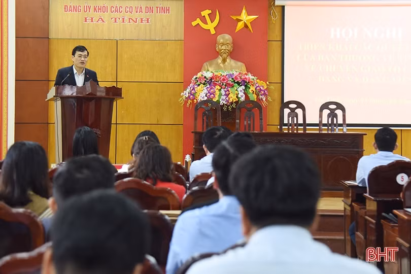 Công bố các quyết định của Ban Thường vụ Tỉnh ủy về chuyển giao tổ chức cơ sở đảng và đảng viên