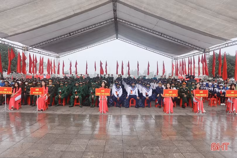 Tân binh Hà Tĩnh lên đường làm nghĩa vụ với Tổ quốc