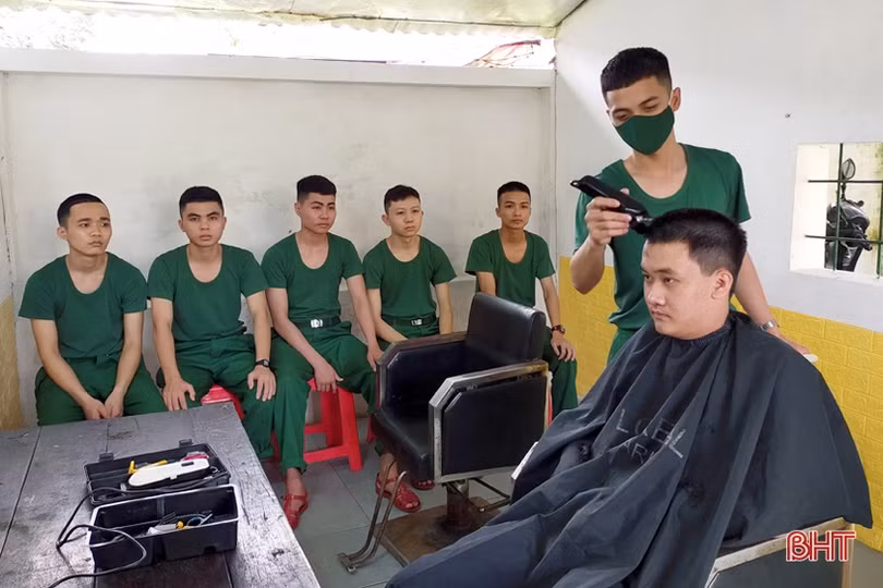 Những ngày đầu quân ngũ: Chăn vuông góc, tóc cắt cao, gặp nhau phải chào, xưng hô bằng đồng chí