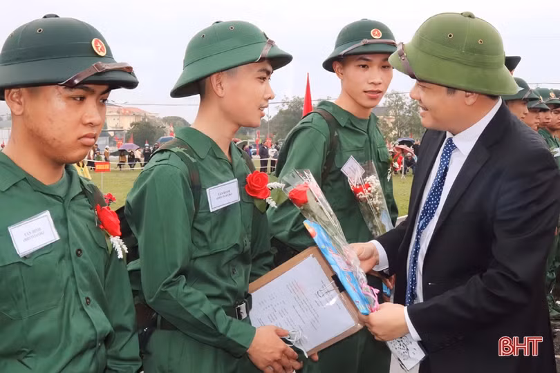 Tân binh Hà Tĩnh lên đường làm nghĩa vụ với Tổ quốc