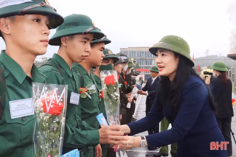Tân binh Hà Tĩnh lên đường làm nghĩa vụ với Tổ quốc