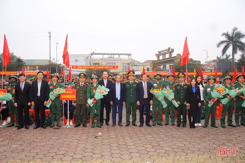 Tân binh Hà Tĩnh lên đường làm nghĩa vụ với Tổ quốc