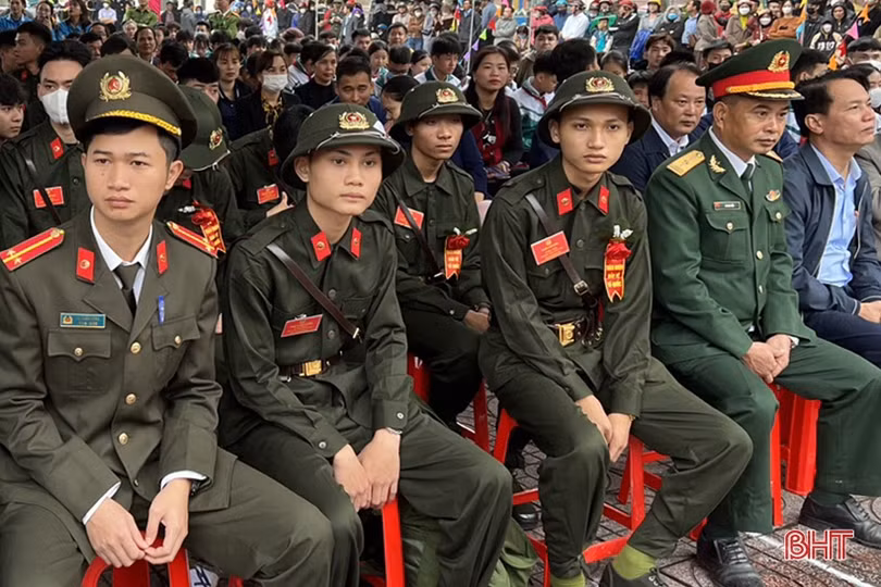 Sáng nay, 1.445 thanh niên Hà Tĩnh lên đường tòng quân
