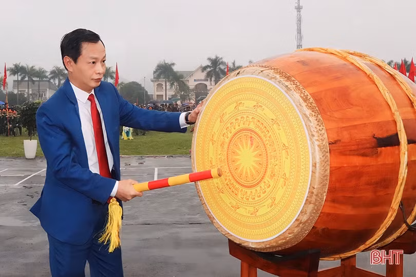 Tân binh Hà Tĩnh lên đường làm nghĩa vụ với Tổ quốc