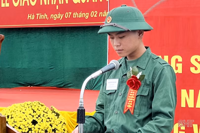 Tân binh Hà Tĩnh lên đường làm nghĩa vụ với Tổ quốc