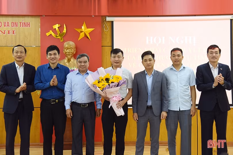 Công bố các quyết định của Ban Thường vụ Tỉnh ủy về chuyển giao tổ chức cơ sở đảng và đảng viên