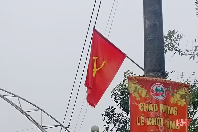 Cần đảm bảo quy định, trang trọng khi treo cờ Tổ quốc, cờ Đảng ở Hà Tĩnh