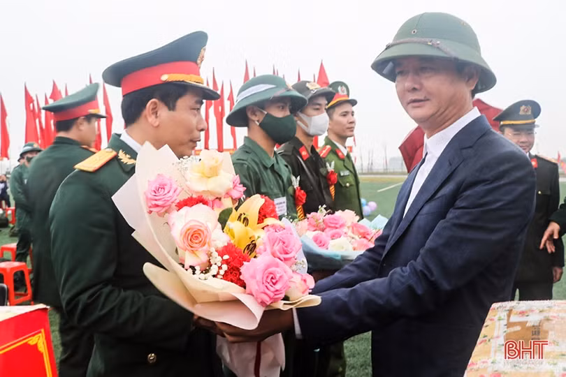 Tân binh Hà Tĩnh lên đường làm nghĩa vụ với Tổ quốc