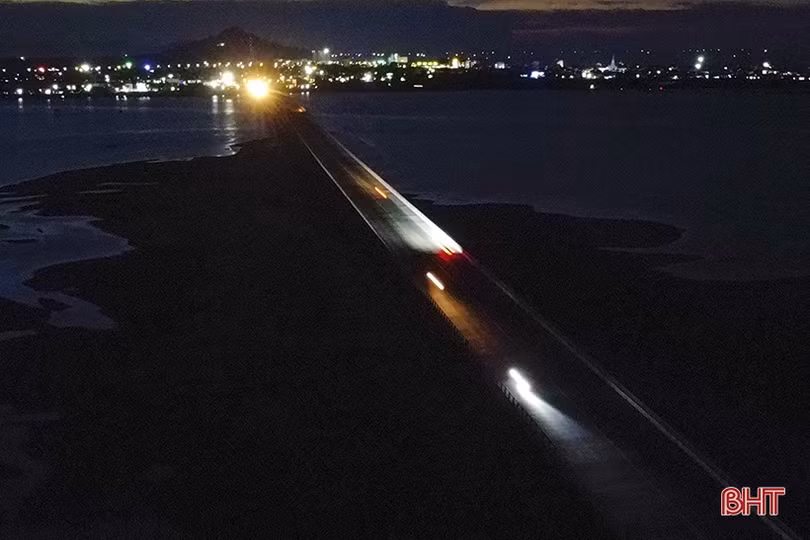 Cần lắp đặt đèn chiếu sáng trên quốc lộ 15B ở Thiên Cầm và cầu Cửa Nhượng