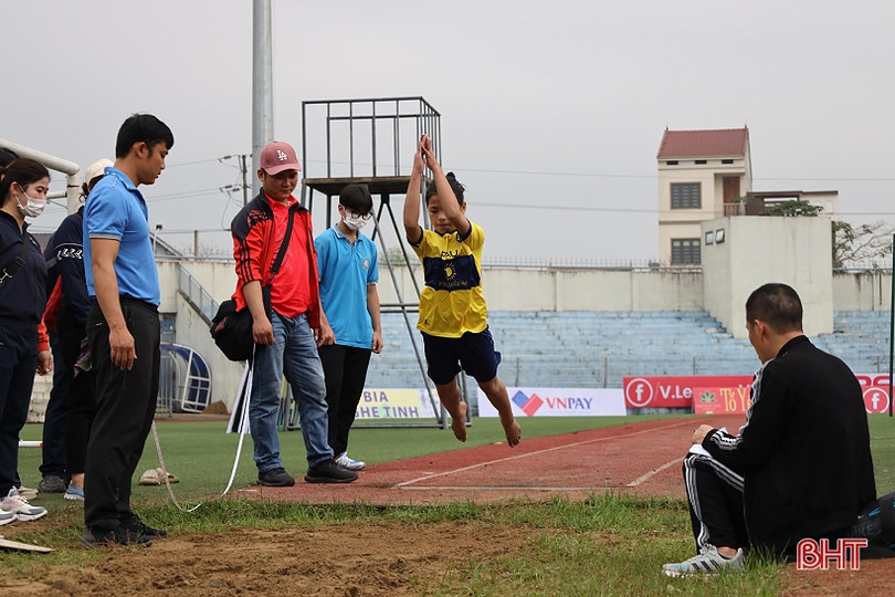 Hơn 400 VĐV tranh tài Đại hội Điền kinh - Thể thao học sinh phổ thông TP Hà Tĩnh ảnh 8 Hơn 400 VĐV tranh tài Đại hội Điền kinh - Thể thao học sinh phổ thông TP Hà Tĩnh