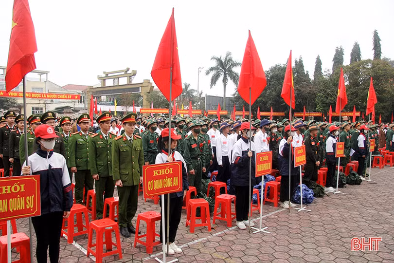 Tân binh Hà Tĩnh lên đường làm nghĩa vụ với Tổ quốc