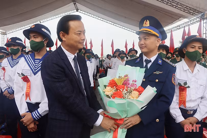 Tân binh Hà Tĩnh lên đường làm nghĩa vụ với Tổ quốc