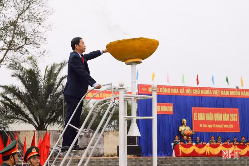 Tân binh Hà Tĩnh lên đường làm nghĩa vụ với Tổ quốc