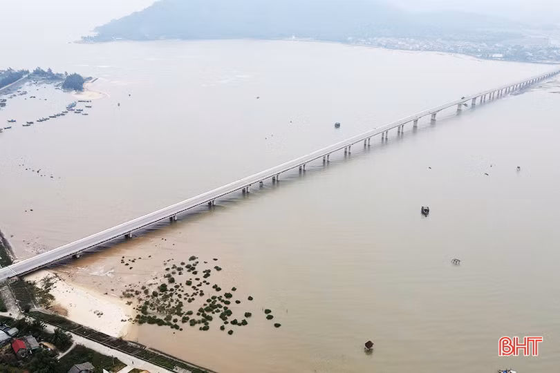 Cần lắp đặt đèn chiếu sáng trên quốc lộ 15B ở Thiên Cầm và cầu Cửa Nhượng