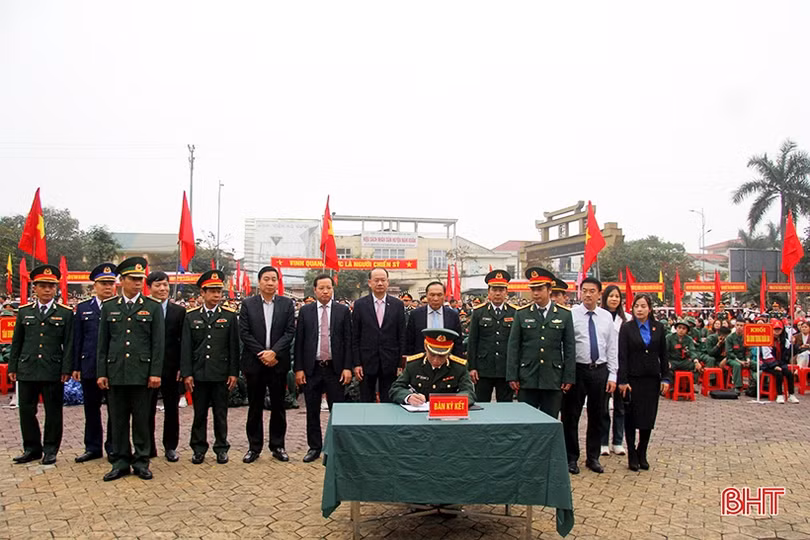 Tân binh Hà Tĩnh lên đường làm nghĩa vụ với Tổ quốc