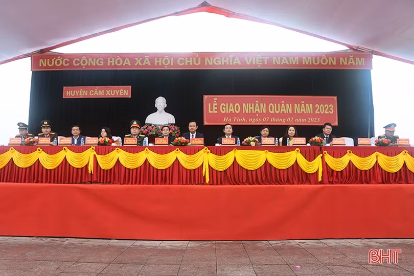 Tân binh Hà Tĩnh lên đường làm nghĩa vụ với Tổ quốc