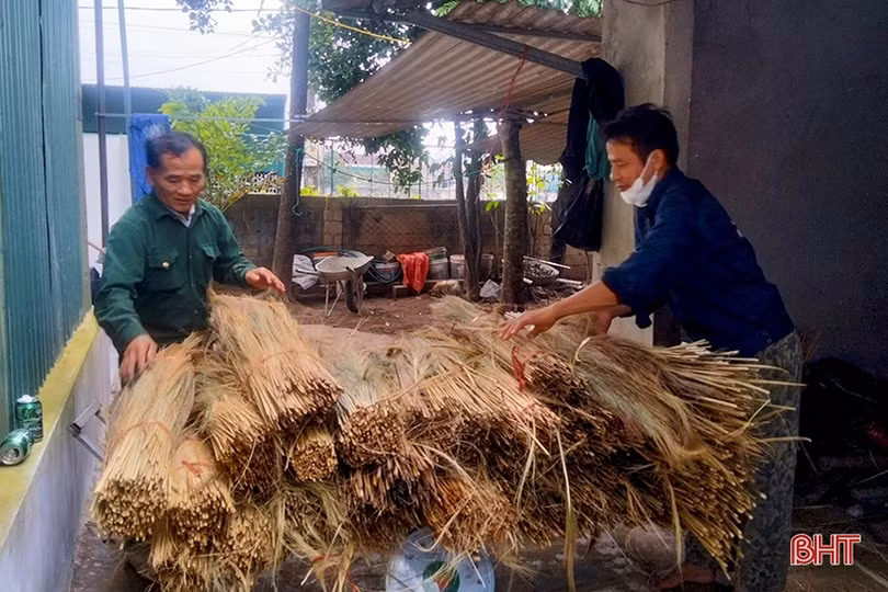 Nguyên liệu khan hiếm, giá tăng, người dân làng nghề chổi đót ở Hà Tĩnh vất vả gom hàng