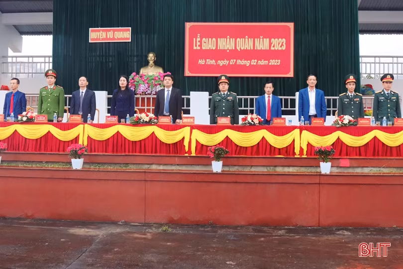 Tân binh Hà Tĩnh lên đường làm nghĩa vụ với Tổ quốc