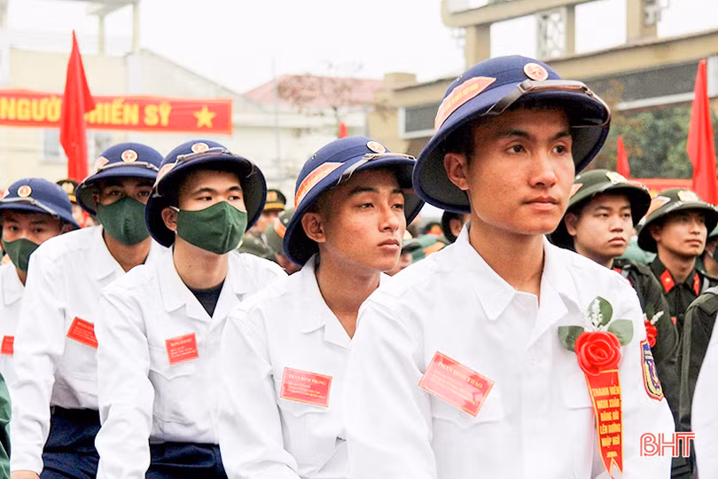 Tân binh Hà Tĩnh lên đường làm nghĩa vụ với Tổ quốc