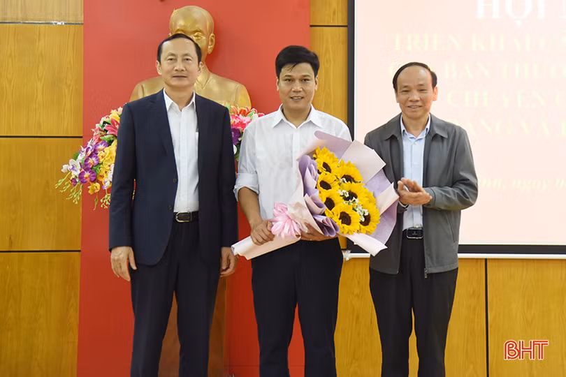 Công bố các quyết định của Ban Thường vụ Tỉnh ủy về chuyển giao tổ chức cơ sở đảng và đảng viên