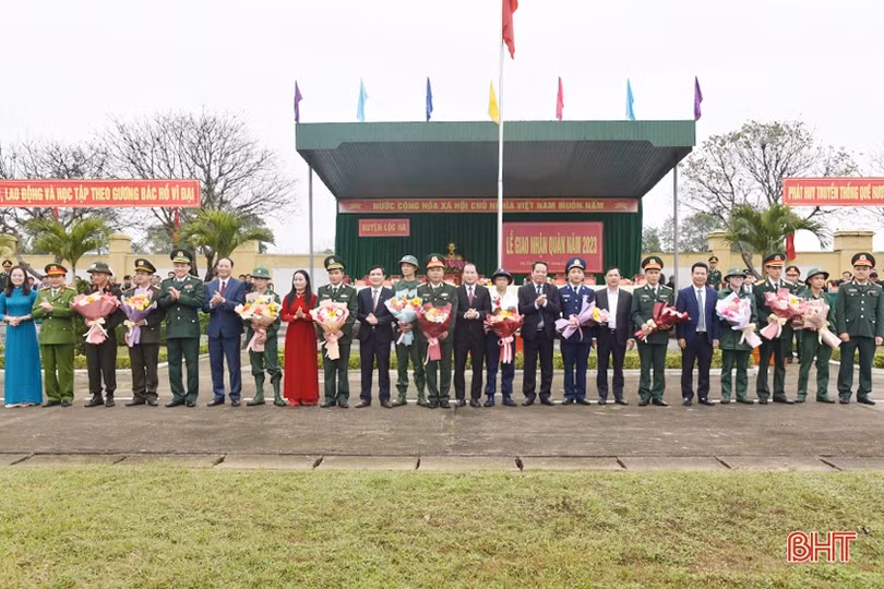 Tân binh Hà Tĩnh lên đường làm nghĩa vụ với Tổ quốc