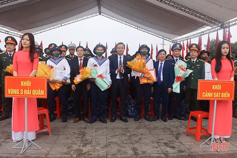 Tân binh Hà Tĩnh lên đường làm nghĩa vụ với Tổ quốc