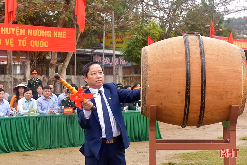 Tân binh Hà Tĩnh lên đường làm nghĩa vụ với Tổ quốc