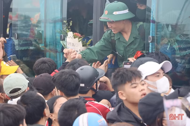 Tân binh Hà Tĩnh lên đường làm nghĩa vụ với Tổ quốc
