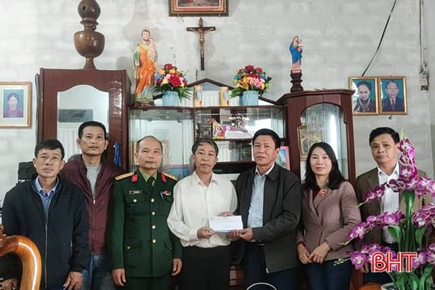 Tặng quà, động viên các tân binh có hoàn cảnh khó khăn ở Can Lộc