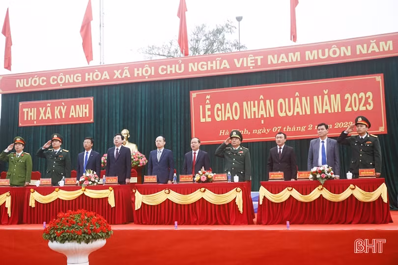 Tân binh Hà Tĩnh lên đường làm nghĩa vụ với Tổ quốc