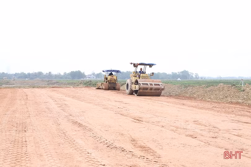 Tập trung đẩy nhanh giải phóng mặt bằng, tiến độ thi công các công trình giao thông