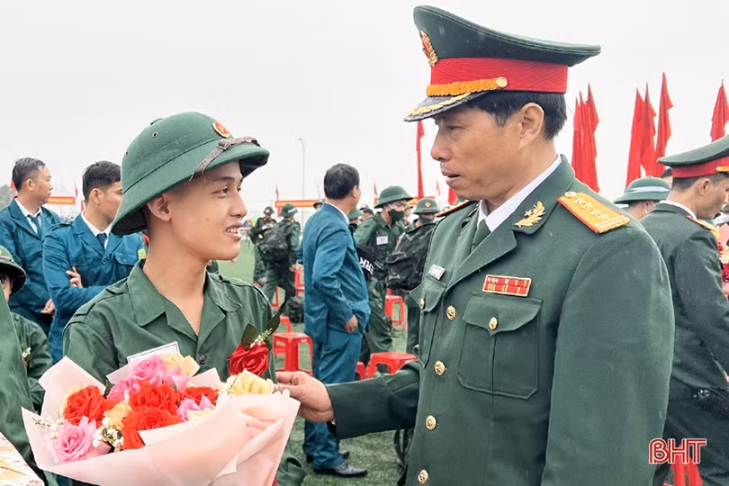 Tân binh Hà Tĩnh lên đường làm nghĩa vụ với Tổ quốc