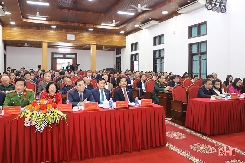 Các địa phương bàn bạc, thông qua nhiều nghị quyết quan trọng về phát triển KT-XH