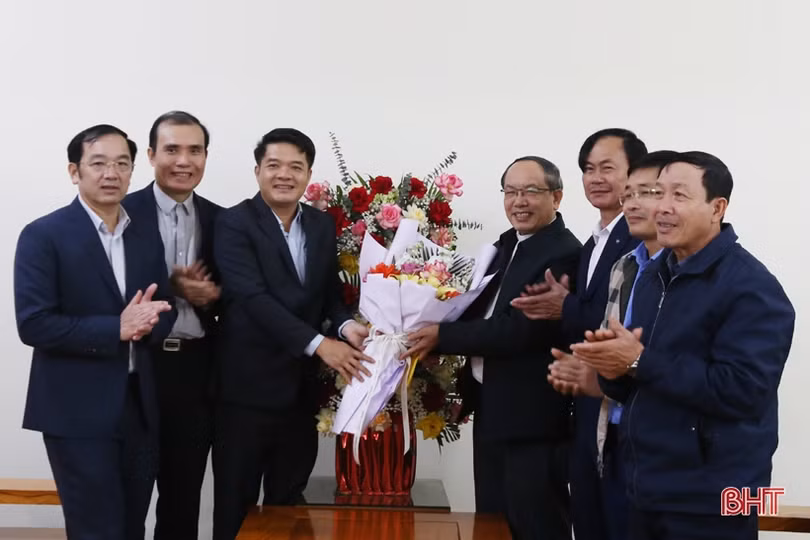 Lãnh đạo Quân khu 4, tỉnh Hà Tĩnh chúc mừng Giáng sinh đồng bào công giáo 