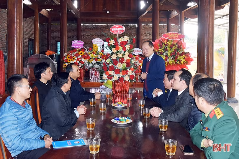 Phó Chủ tịch Thường trực UBND tỉnh chúc mừng Giáng sinh ở Hương Khê