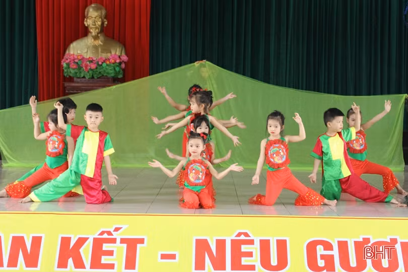 “Một ngày làm chiến sỹ” của học sinh mầm non Trung Kiên