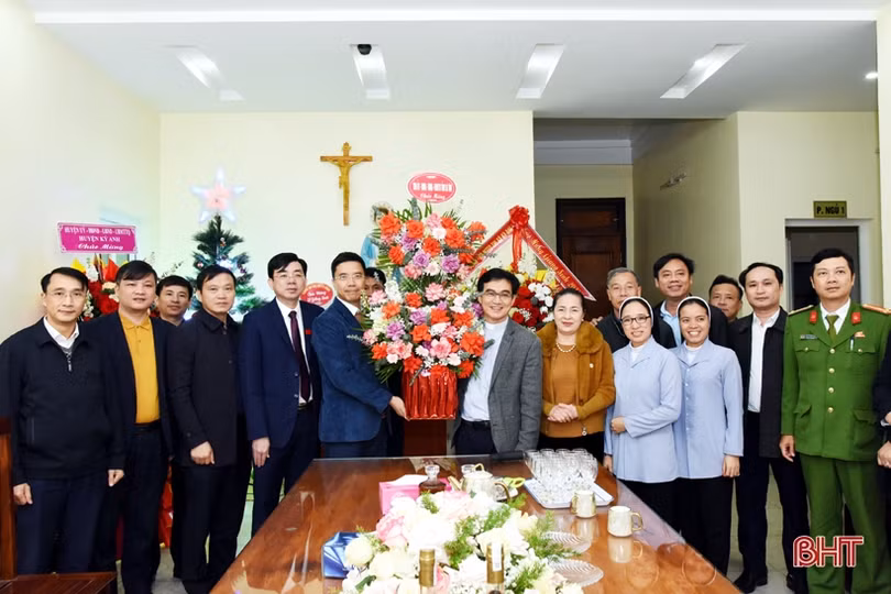 Lãnh đạo Quân khu 4, tỉnh Hà Tĩnh chúc mừng Giáng sinh đồng bào công giáo 