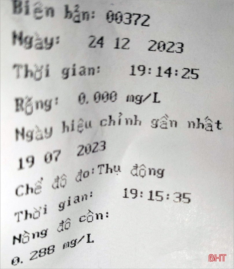 Không chấp hành hiệu lệnh CSGT, quay đầu xe máy bỏ chạy thì tông vào ôtô