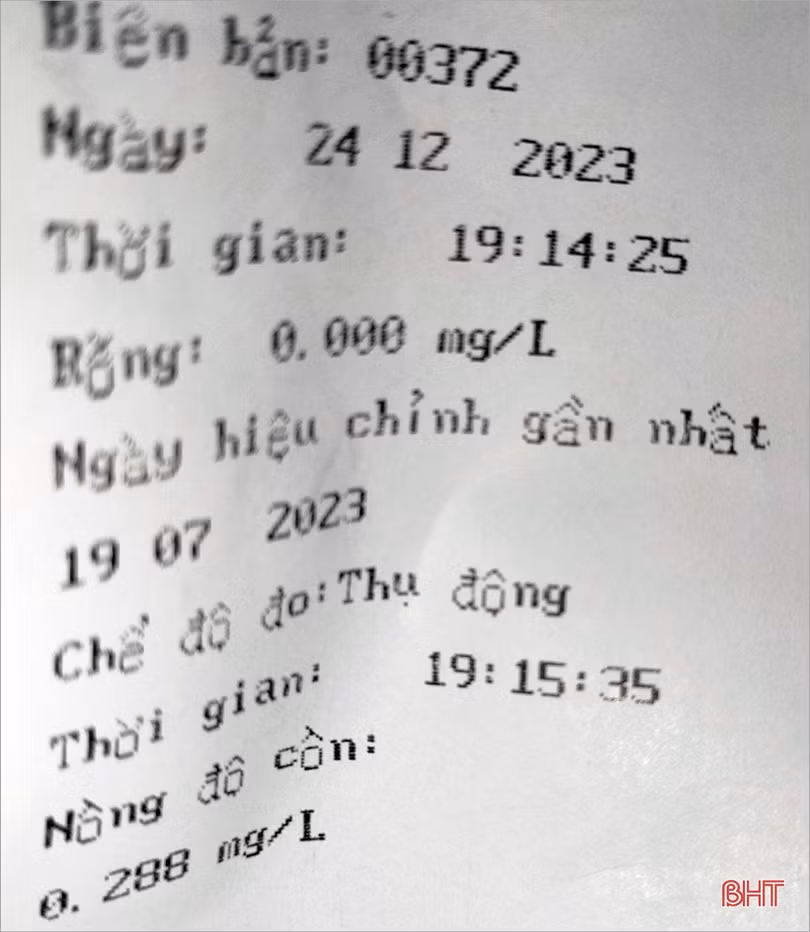 Không chấp hành hiệu lệnh CSGT, quay đầu xe máy bỏ chạy thì tông vào ôtô