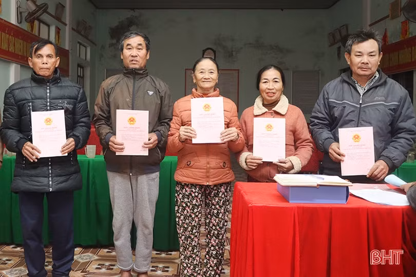 Những hộ dân đầu tiên ở Hà Tĩnh nhận sổ đỏ sau chuyển đổi ruộng đất