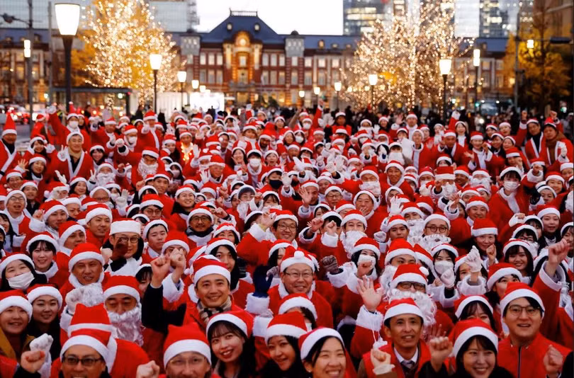 Hình ảnh Ông già Noel phân phát niềm vui khắp thế giới