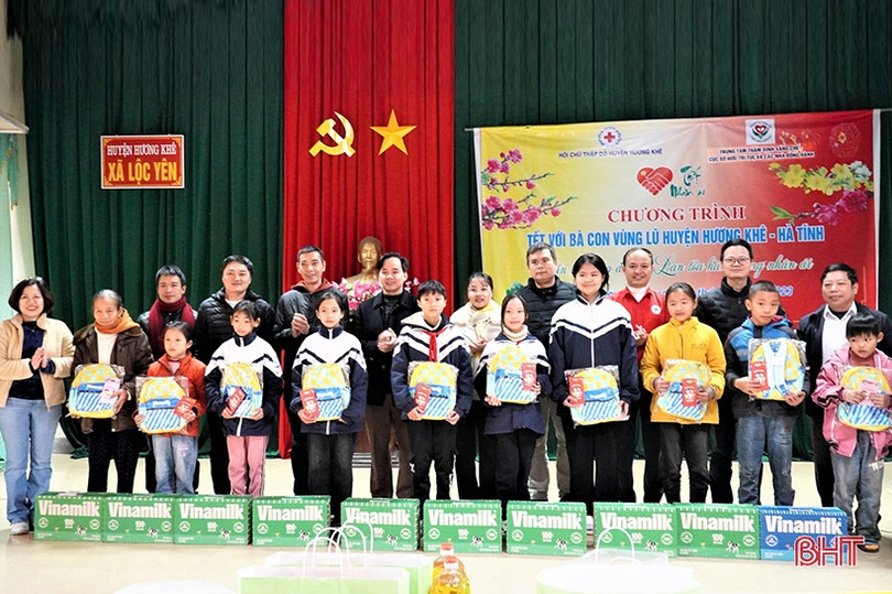 Nhiều phần quà tết sớm với bà con vùng lũ Hương Khê