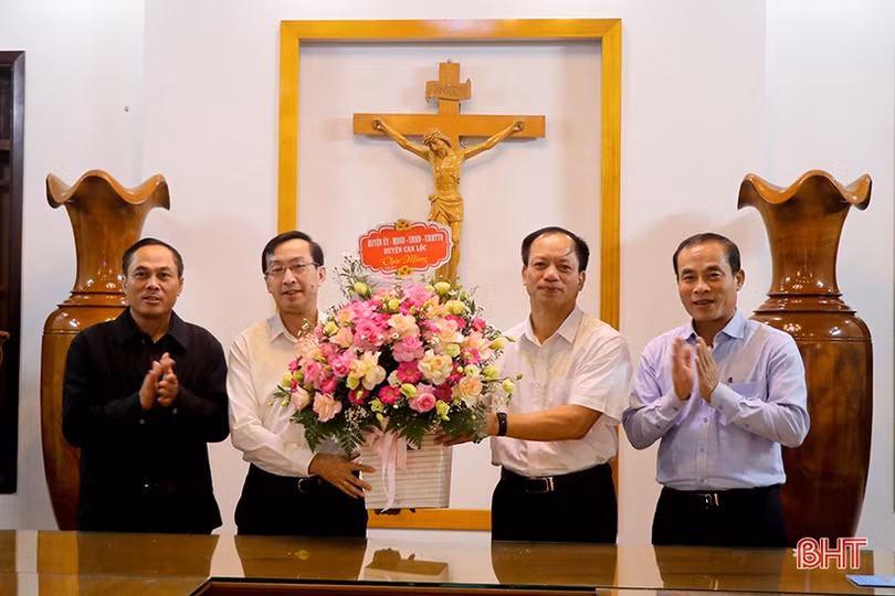 Lãnh đạo tỉnh chúc mừng giáng sinh tại Can Lộc, Lộc Hà