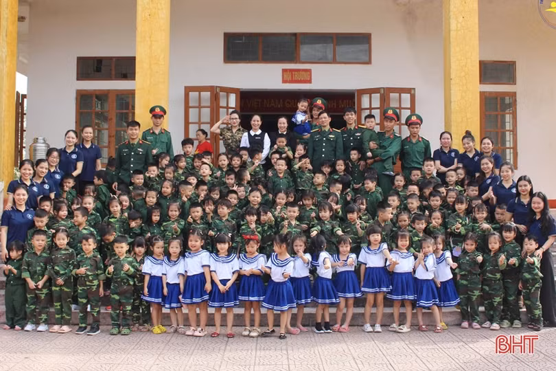 “Một ngày làm chiến sỹ” của học sinh mầm non Trung Kiên