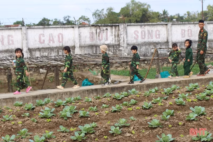 “Một ngày làm chiến sỹ” của học sinh mầm non Trung Kiên