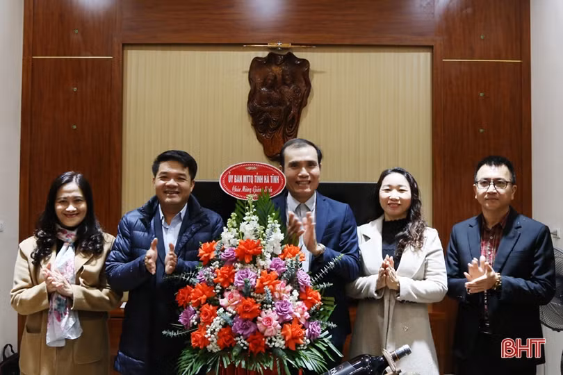 Lãnh đạo Quân khu 4, tỉnh Hà Tĩnh chúc mừng Giáng sinh đồng bào công giáo 