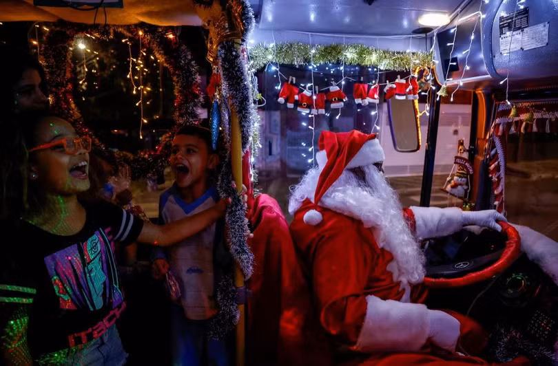 Hình ảnh Ông già Noel phân phát niềm vui khắp thế giới