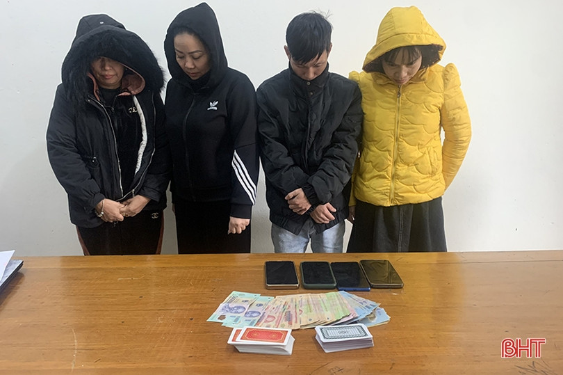 Bắt 4 đối tượng “đánh phỏm” ăn tiền