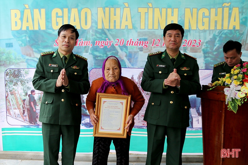 Bàn giao nhà tình nghĩa cho vợ liệt sỹ