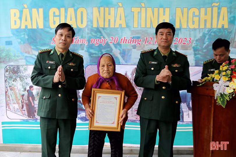 Bàn giao nhà tình nghĩa cho vợ liệt sỹ